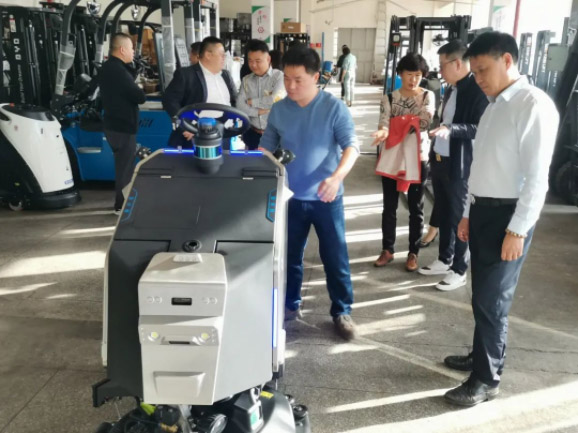 情暖永新昌丨熱烈歡迎廈門總商會舉辦的哈工大會長班同學(xué)光臨廈門永新昌參觀指導(dǎo)。